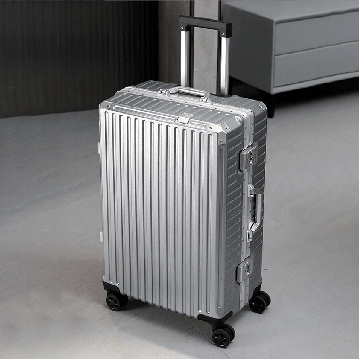 Aluminiowy zestaw walizek na kółkach 20-28" z usb i zamkiem tsa