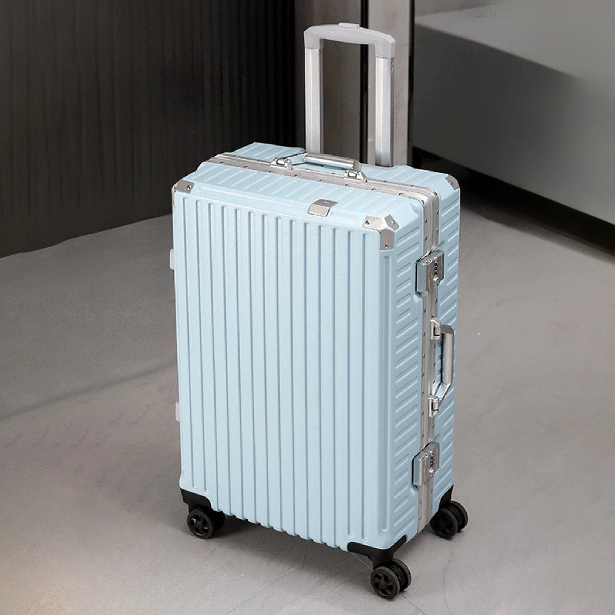 Aluminiowy zestaw walizek na kółkach 20-28" z usb i zamkiem tsa