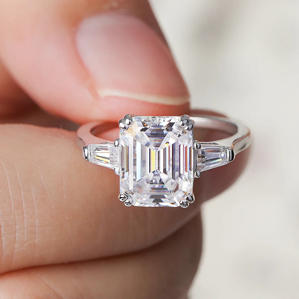 Vabena Emerald Cut Moissanite Engagement Ring - Dazzling Brilliance