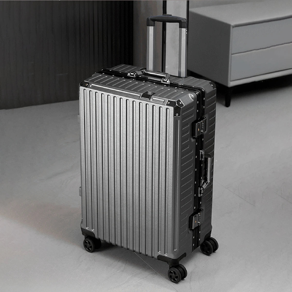 Aluminiowy zestaw walizek na kółkach 20-28" z usb i zamkiem tsa