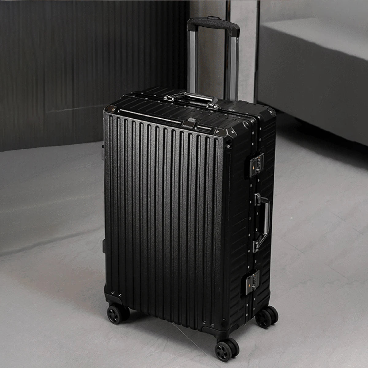 Aluminiowy zestaw walizek na kółkach 20-28" z usb i zamkiem tsa