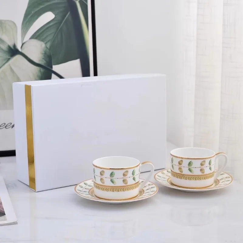 Klasyczny zestaw filiżanek do kawy i herbaty z porcelany kostnej | wysoka jakość