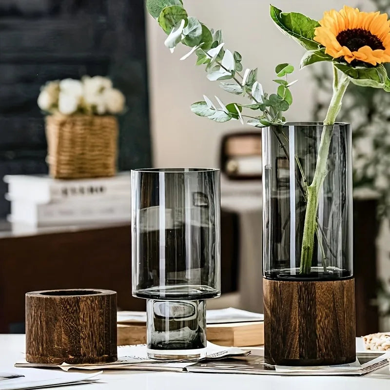 Elegancki retro szklany wazon: dekoracja domu, kwiatowy motyw vintage
