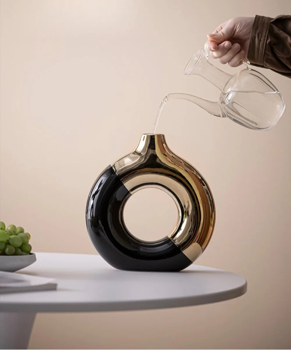 Złoty ceramiczny wazon na kwiaty - elegancki wystrój domu i weselny