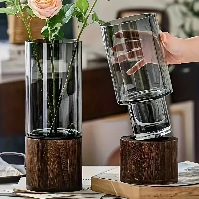 Elegancki retro szklany wazon: dekoracja domu, kwiatowy motyw vintage