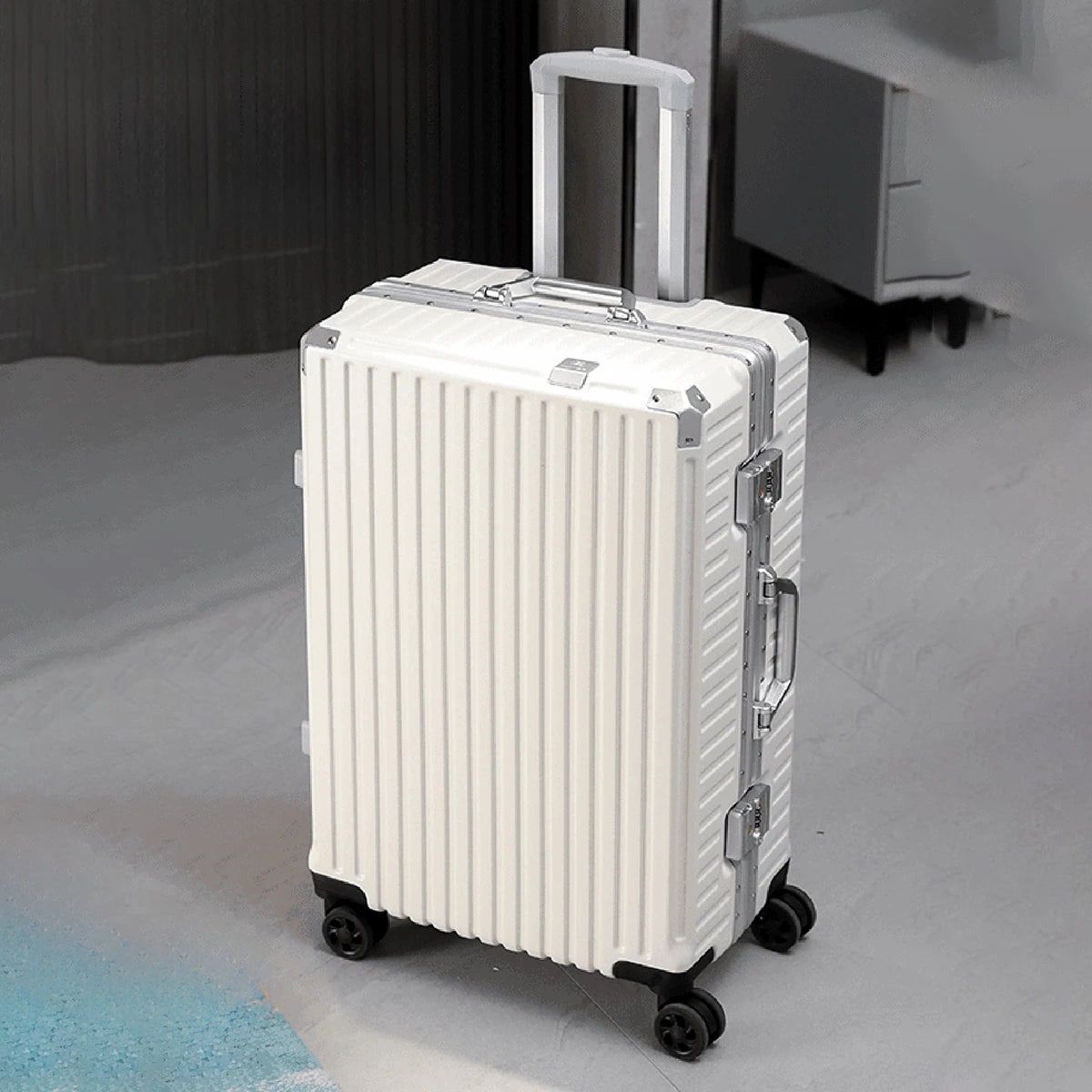 Aluminiowy zestaw walizek na kółkach 20-28" z usb i zamkiem tsa