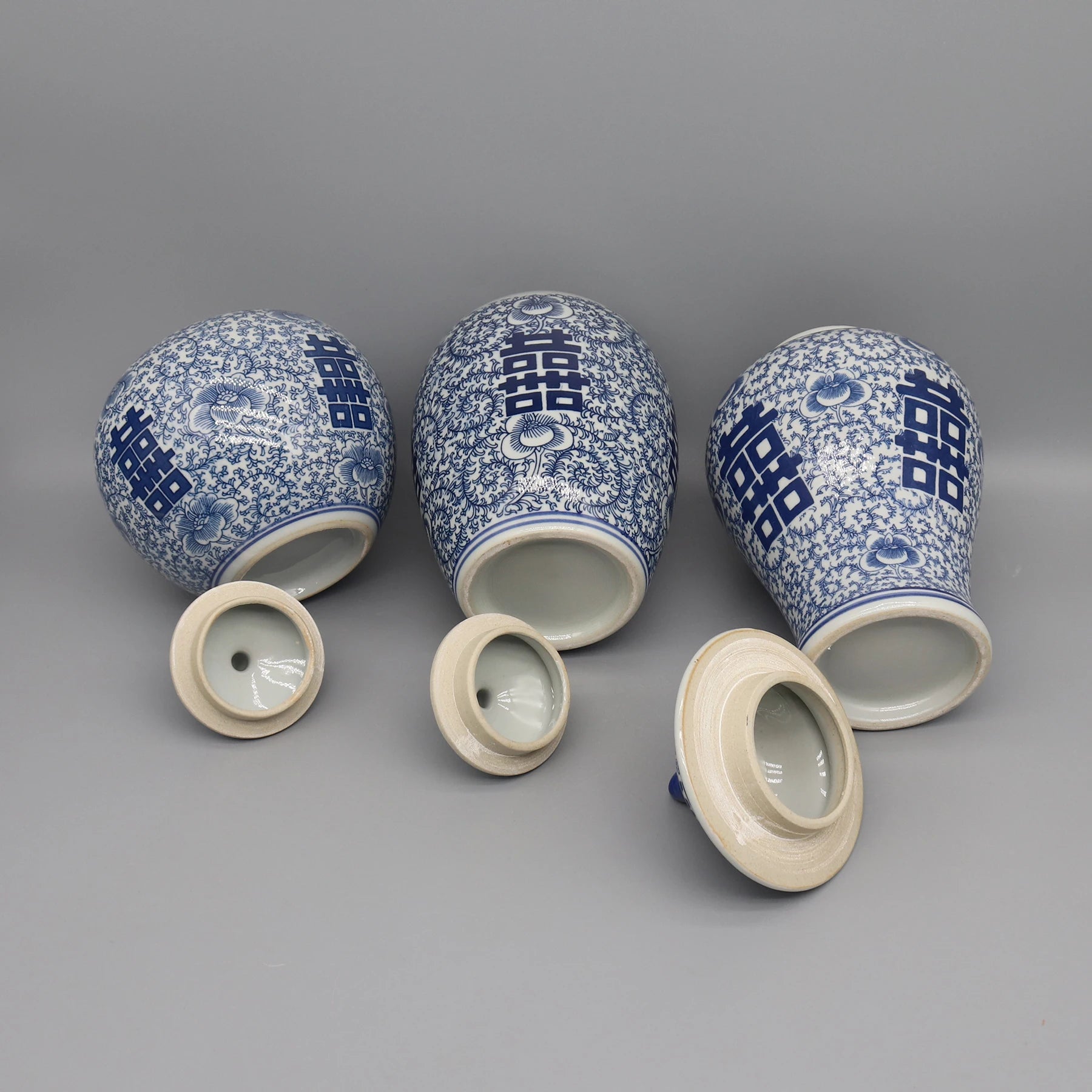 Niebiesko-białe ceramiczne słoje, wazony i donice | ponadczasowy wystrój domu